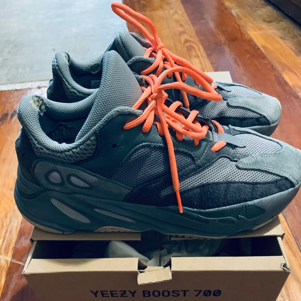 YEEZY 700